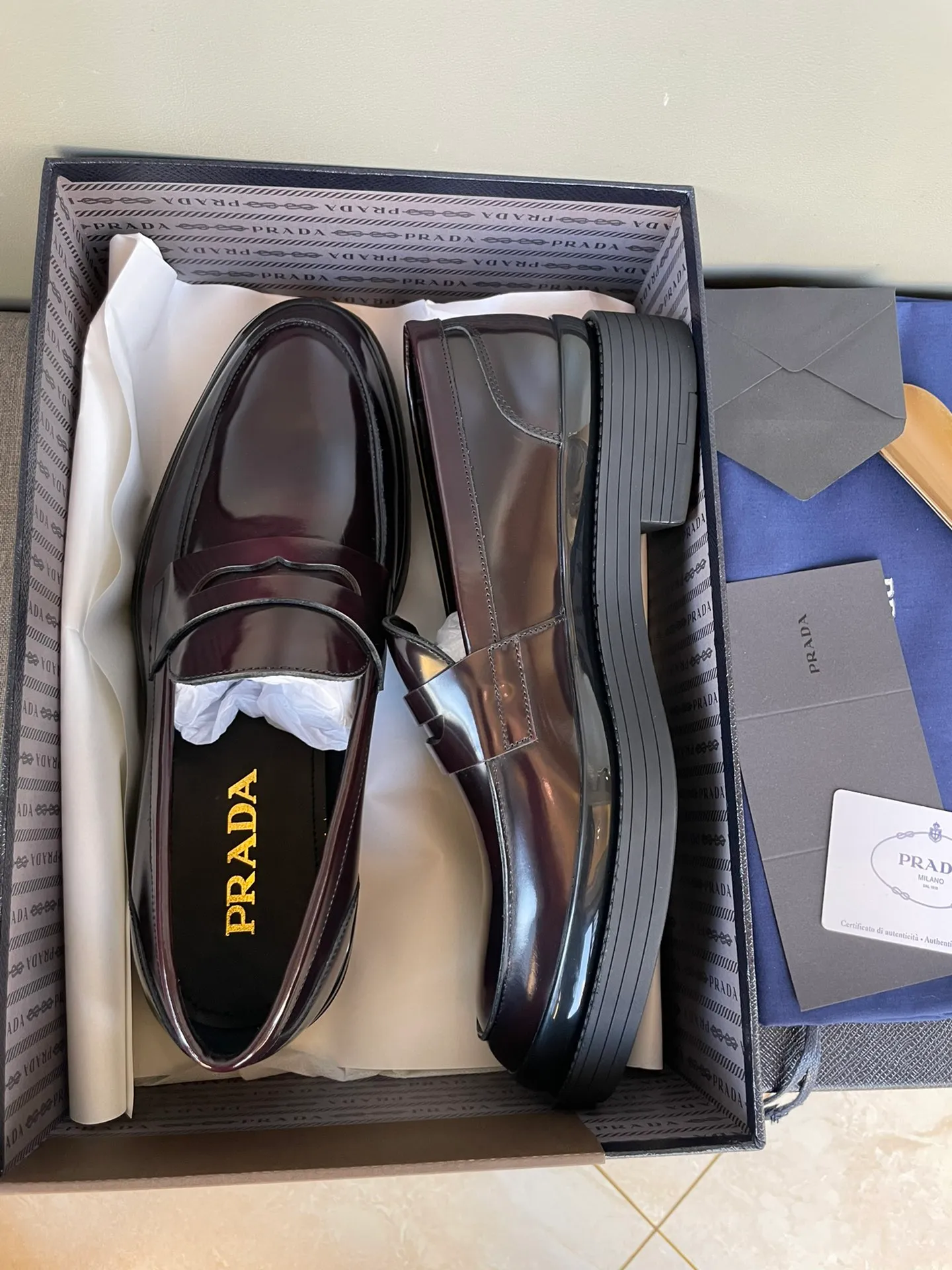 Men's shoes 💰860 💰Best recommendation✨PRADA Prada top purchasing quality imported upper with color-brushed edge beads carved toe design cowhide lining private molded TPU outsole non-slip, wear-resistant and elastic fashionable and versatile burgundy black blue 39-44 in stock (38, 45 customized for replacement, return and exchange)